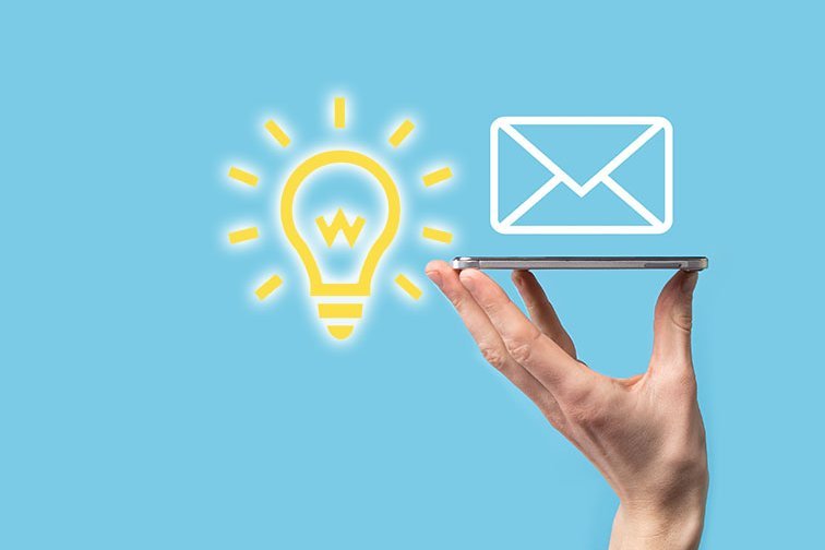 Bildungs-Newsletter, Glühbirne mit E-Mail-Symbol.